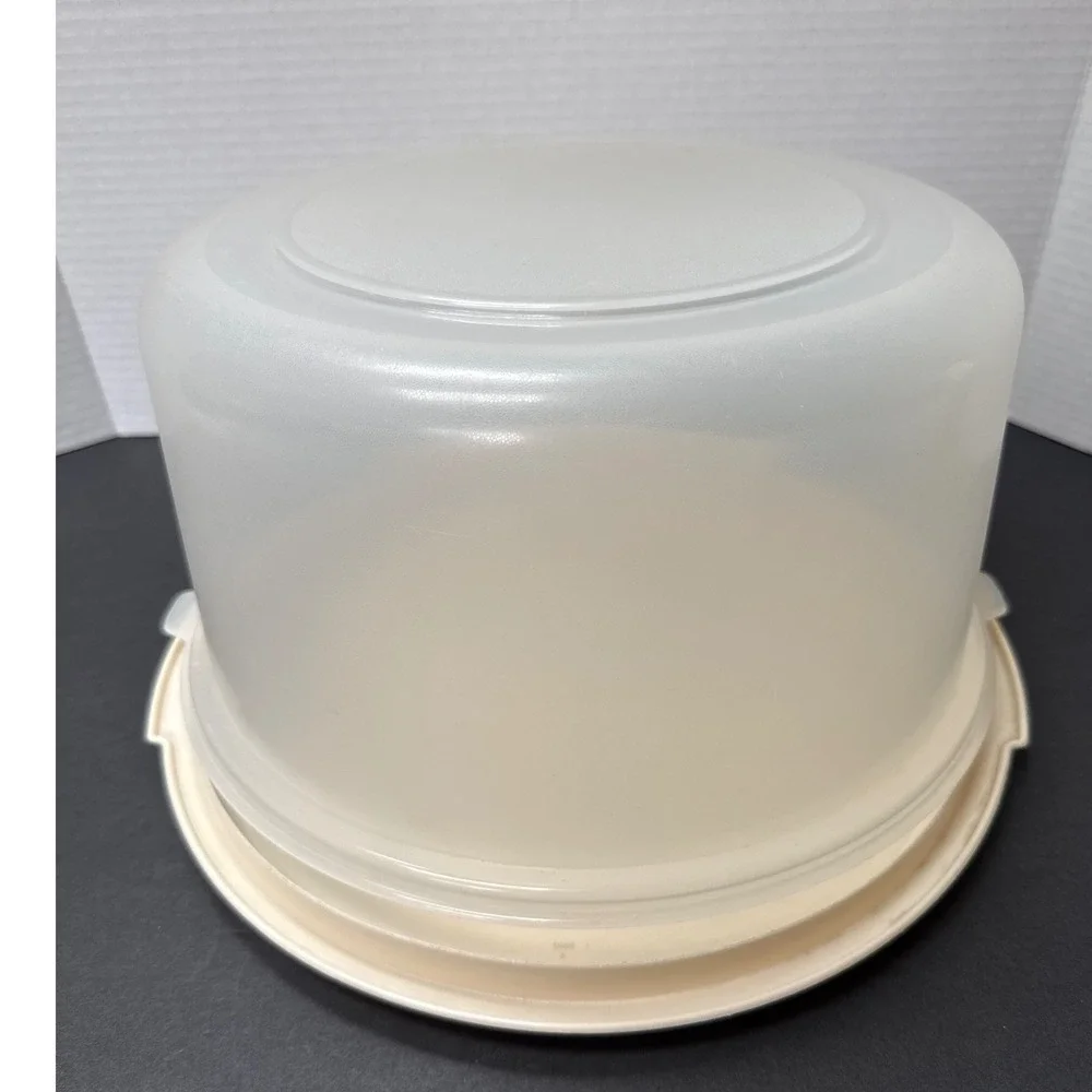 Rubbermaid Servin Saver Vintage Cake Taker Carrier Almond White 12 Inch 6.5 High